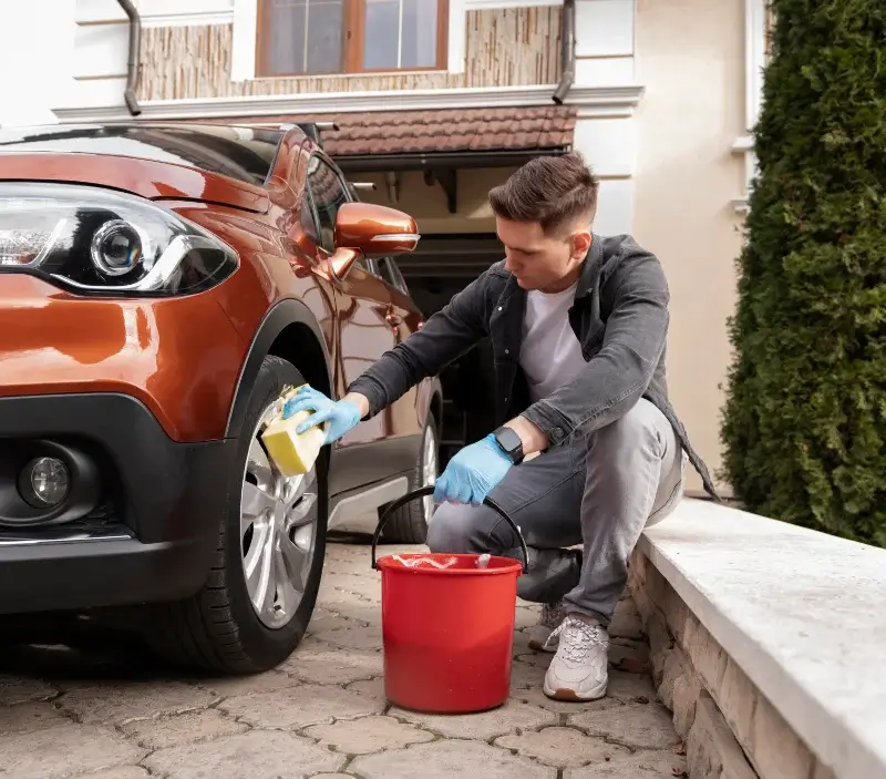 Lavage auto à domicile Les Champs-Géraux : professionnel intervenant sur un véhicule